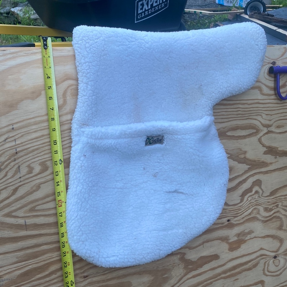 Shaped show pad. Saddle pad